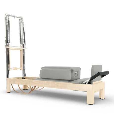 Elina Pilates Classic Reformer mit Tower aus Ahornholz mit Polstern in Eisblau, Seitenansicht vor weißem Hintergrund