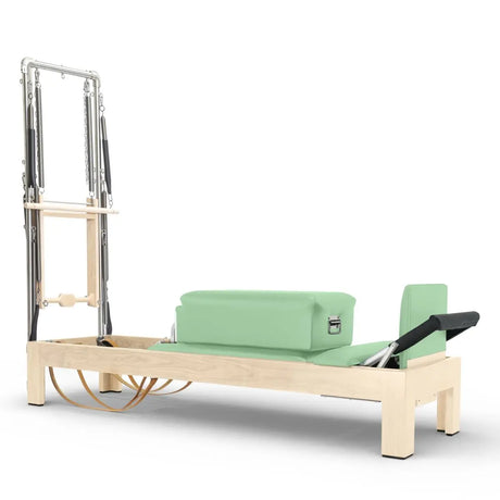 Elina Pilates Classic Reformer mit Tower aus Ahornholz mit Polstern in Eukalyptus, Seitenansicht vor weißem Hintergrund
