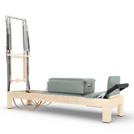 Elina Pilates Classic Reformer mit Tower aus Ahornholz mit Polstern in Grau, Seitenansicht vor weißem Hintergrund
