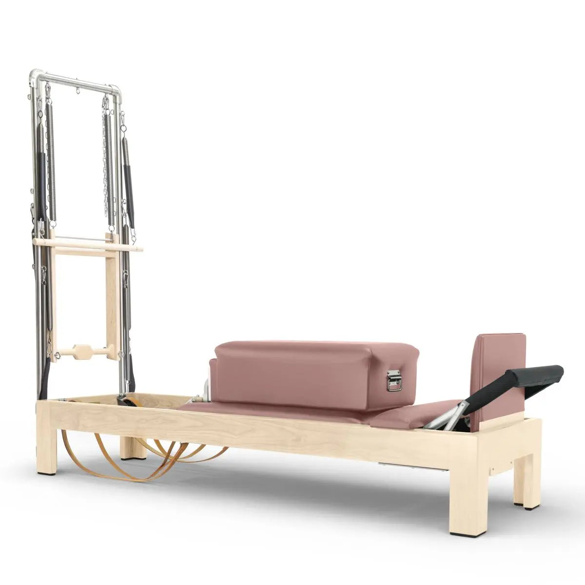 Elina Pilates Classic Reformer mit Tower aus Ahornholz mit Polstern in Mokka, Seitenansicht vor weißem Hintergrund