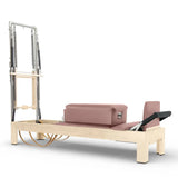 Elina Pilates Classic Reformer mit Tower aus Ahornholz mit Polstern in Mokka, Seitenansicht vor weißem Hintergrund