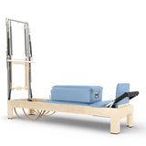 Elina Pilates Classic Reformer mit Tower aus Ahornholz mit Polstern in Ozeanblau, Seitenansicht vor weißem Hintergrund