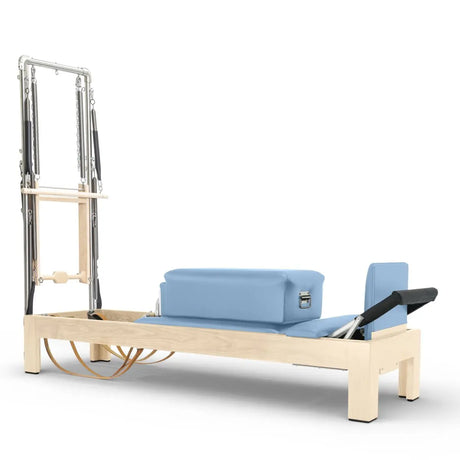Elina Pilates Classic Reformer mit Tower aus Ahornholz mit Polstern in Ozeanblau, Seitenansicht vor weißem Hintergrund