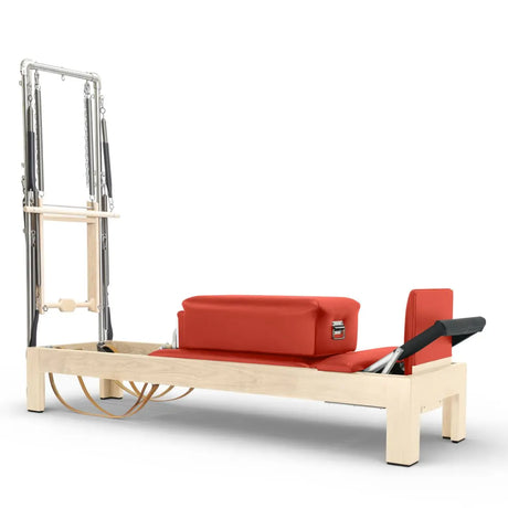 Elina Pilates Classic Reformer mit Tower aus Ahornholz mit Polstern in Rot, Seitenansicht vor weißem Hintergrund
