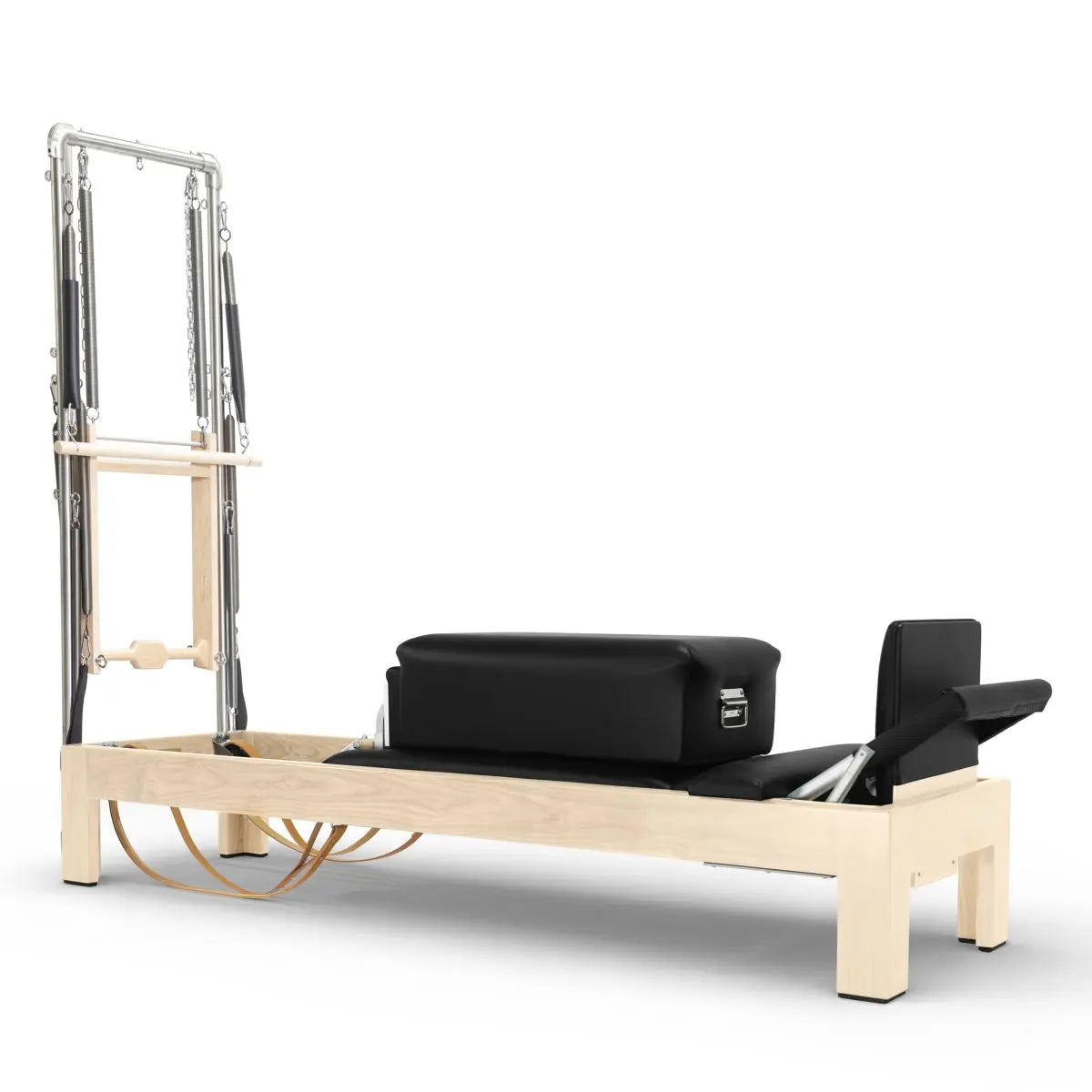 Elina Pilates Classic Reformer mit Tower aus Ahornholz mit Polstern in Schwarz, Seitenansicht vor weißem Hintergrund