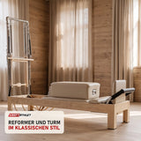 Elina Pilates Classic Reformer mit Tower aus Ahornholz in einem hellen Pilates-Studio mit Holz und Leinen