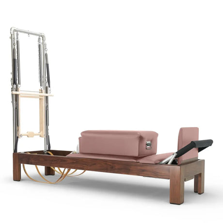 Elina Pilates Classic Reformer mit Tower aus Walnussholz, Polster in Altrosa, Schrägansicht