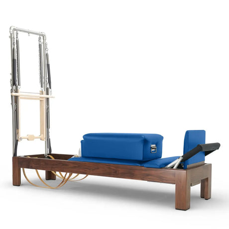 Elina Pilates Classic Reformer mit Tower aus Walnussholz, Polster in Blau, Schrägansicht