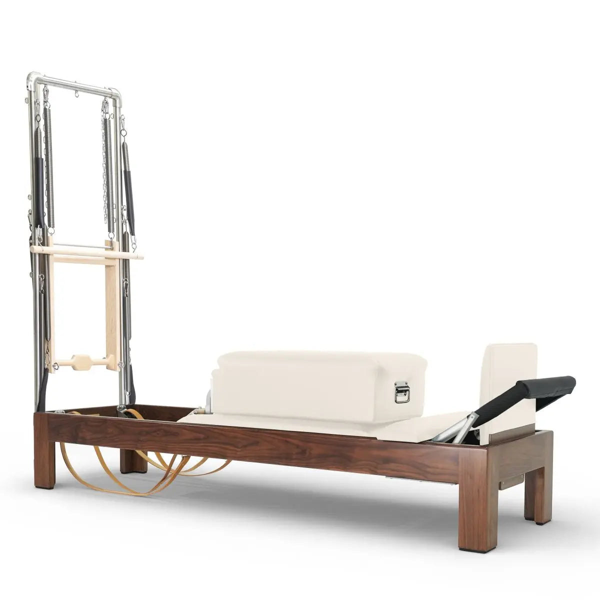 Elina Pilates Classic Reformer mit Tower aus Walnussholz, Polster in Elfenbein, Schrägansicht