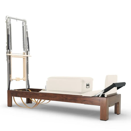 Elina Pilates Classic Reformer mit Tower aus Walnussholz, Polster in Elfenbein, Schrägansicht