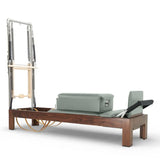 Elina Pilates Classic Reformer mit Tower aus Walnussholz, Polster in Eukalyptus, Schrägansicht