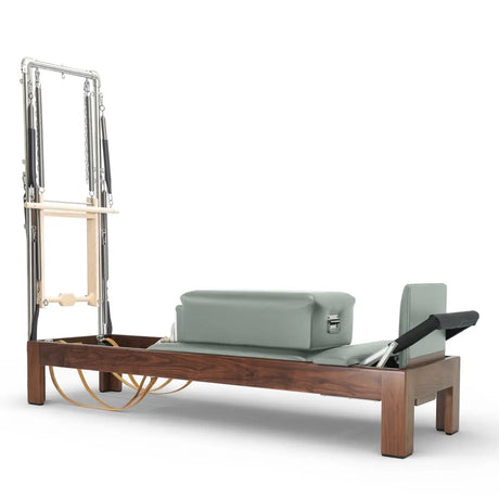Elina Pilates Classic Reformer mit Tower aus Walnussholz, Polster in Eukalyptus, Schrägansicht
