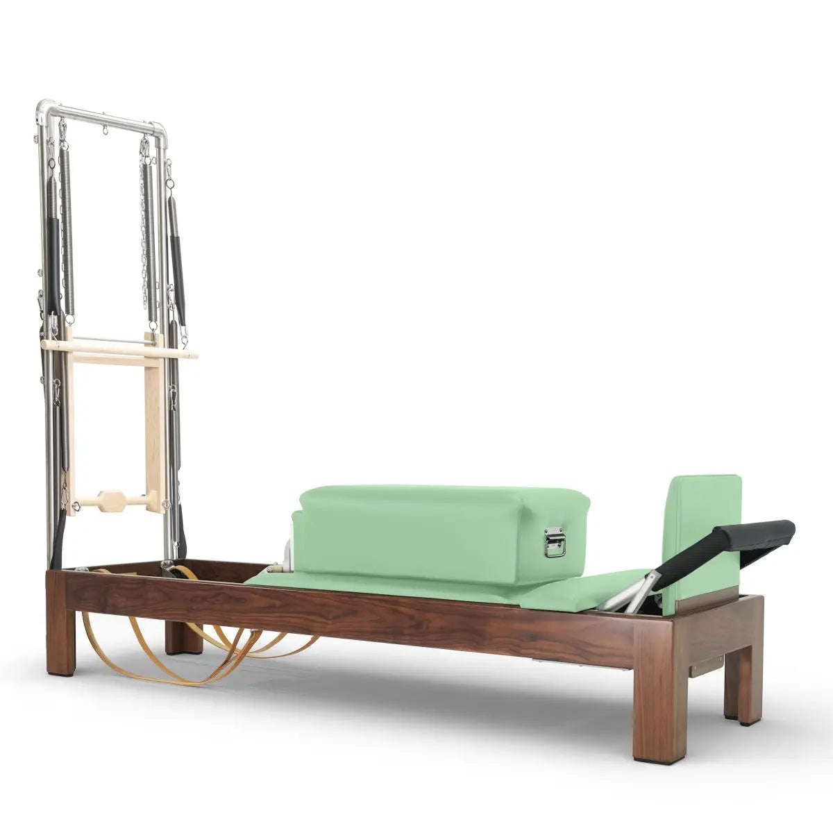 Elina Pilates Classic Reformer mit Tower aus Walnussholz, Polster in Grün, Schrägansicht