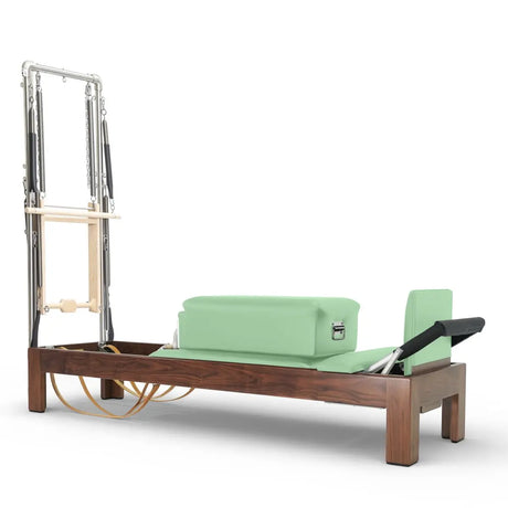 Elina Pilates Classic Reformer mit Tower aus Walnussholz, Polster in Grün, Schrägansicht