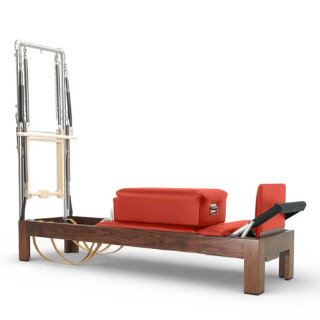 Elina Pilates Classic Reformer mit Tower aus Walnussholz, Polster in Rot, Schrägansicht