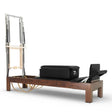 Elina Pilates Classic Reformer mit Tower aus Walnussholz, Polster in Schwarz, Schrägansicht