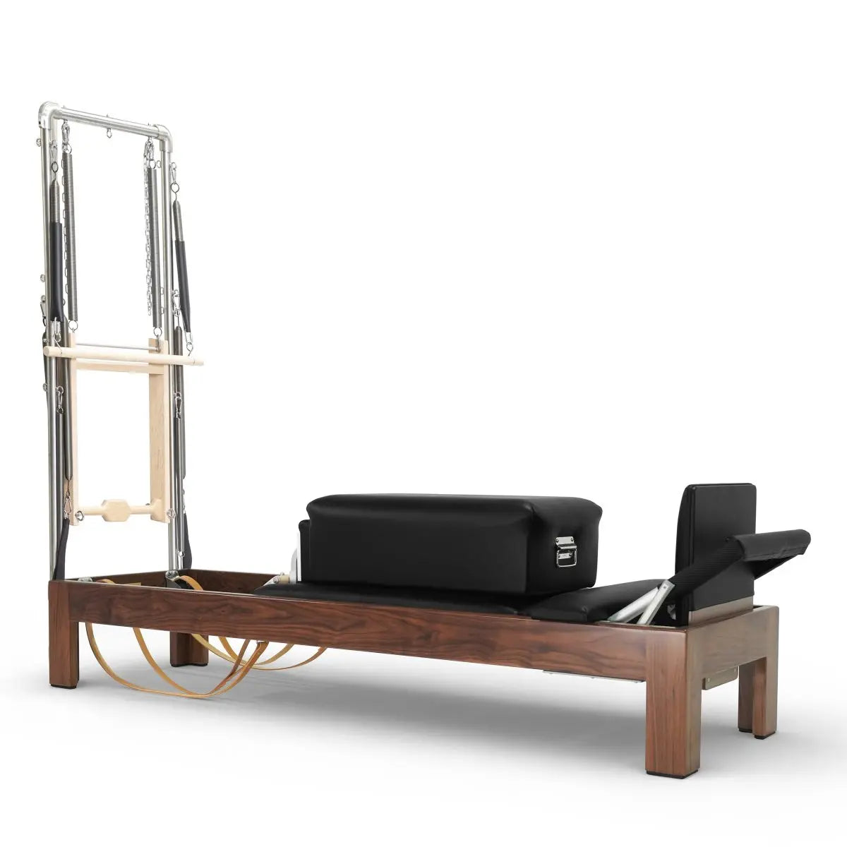 Elina Pilates Classic Reformer mit Tower aus Walnussholz, Polster in Schwarz, Schrägansicht
