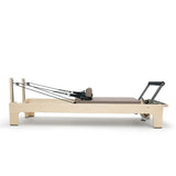 Elina Pilates Club Reformer aus Ahornholz in Altrosa, Seitenansicht mit Federn und Fußstange