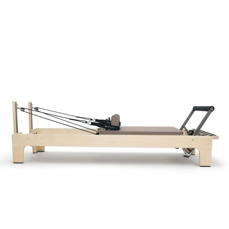 Elina Pilates Club Reformer aus Ahornholz in Altrosa, Seitenansicht mit Federn und Fußstange
