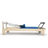Elina Pilates Club Reformer aus Ahornholz in Blau, Seitenansicht mit Federn und Fußstange