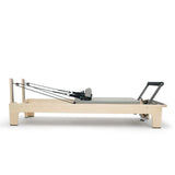 Elina Pilates Club Reformer aus Ahornholz in Eisblau Eukalyptus, Seitenansicht mit Federn und Fußstange