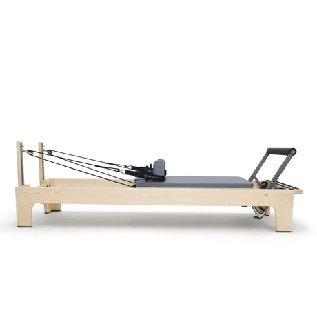 Elina Pilates Club Reformer aus Ahornholz in Grau, Seitenansicht mit Federn und Fußstange