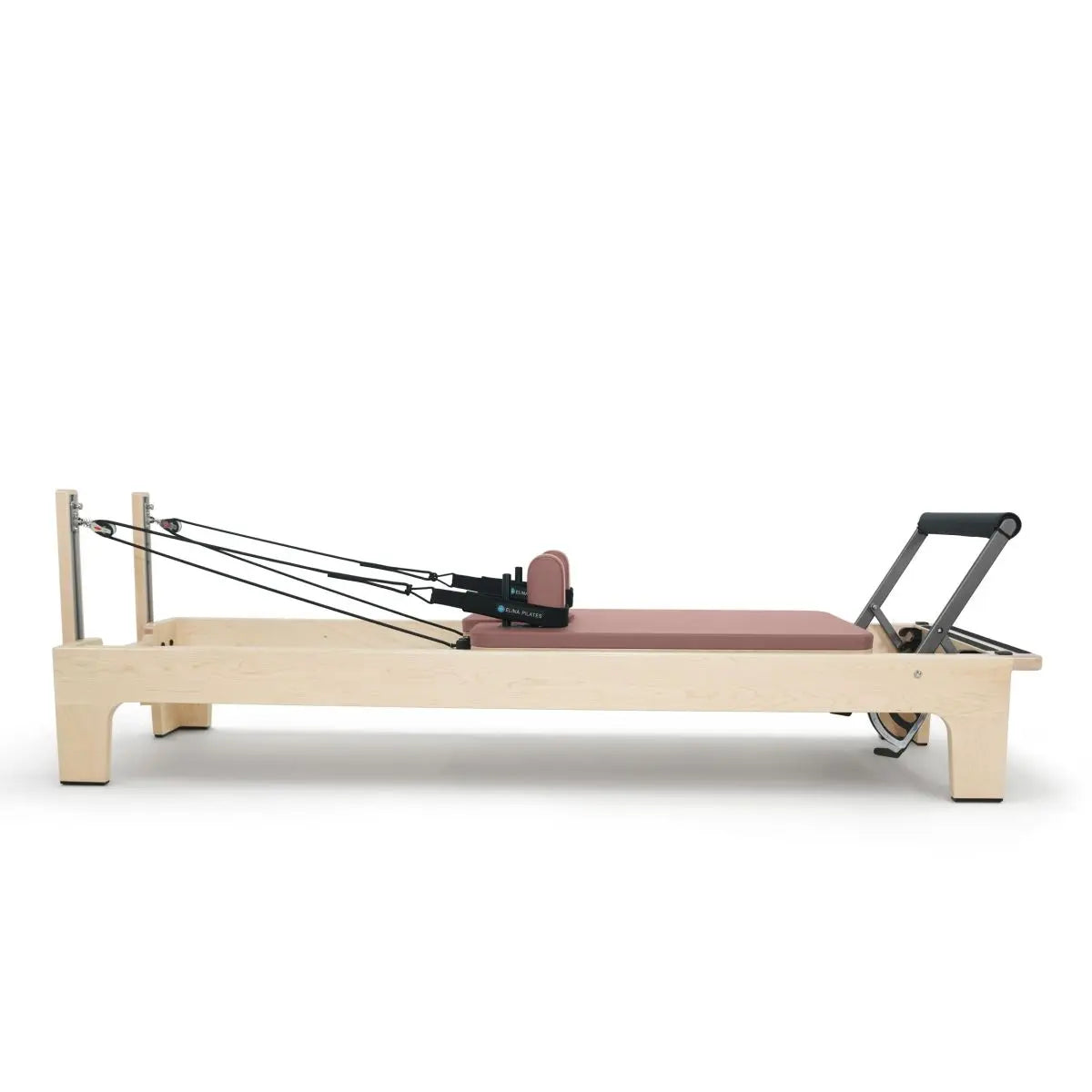 Elina Pilates Club Reformer aus Ahornholz in Mokka, Seitenansicht mit Federn und Fußstange