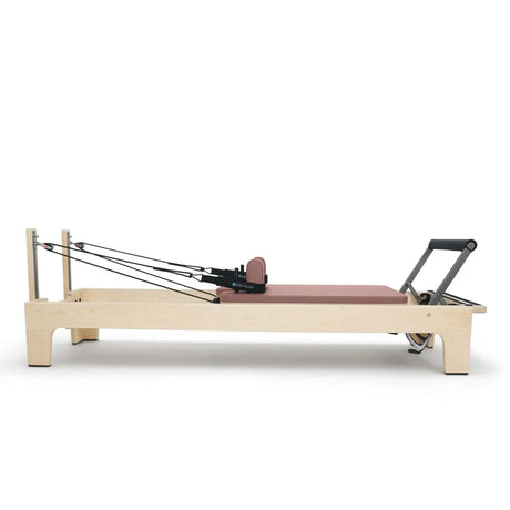 Elina Pilates Club Reformer aus Ahornholz in Mokka, Seitenansicht mit Federn und Fußstange