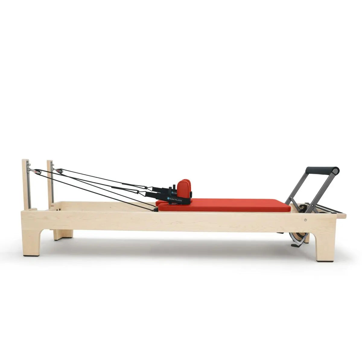 Elina Pilates Club Reformer aus Ahornholz in Rot, Seitenansicht mit Federn und Fußstange