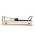 Elina Pilates Club Reformer aus Ahornholz in Schwarz, Seitenansicht mit Federn und Fußstange
