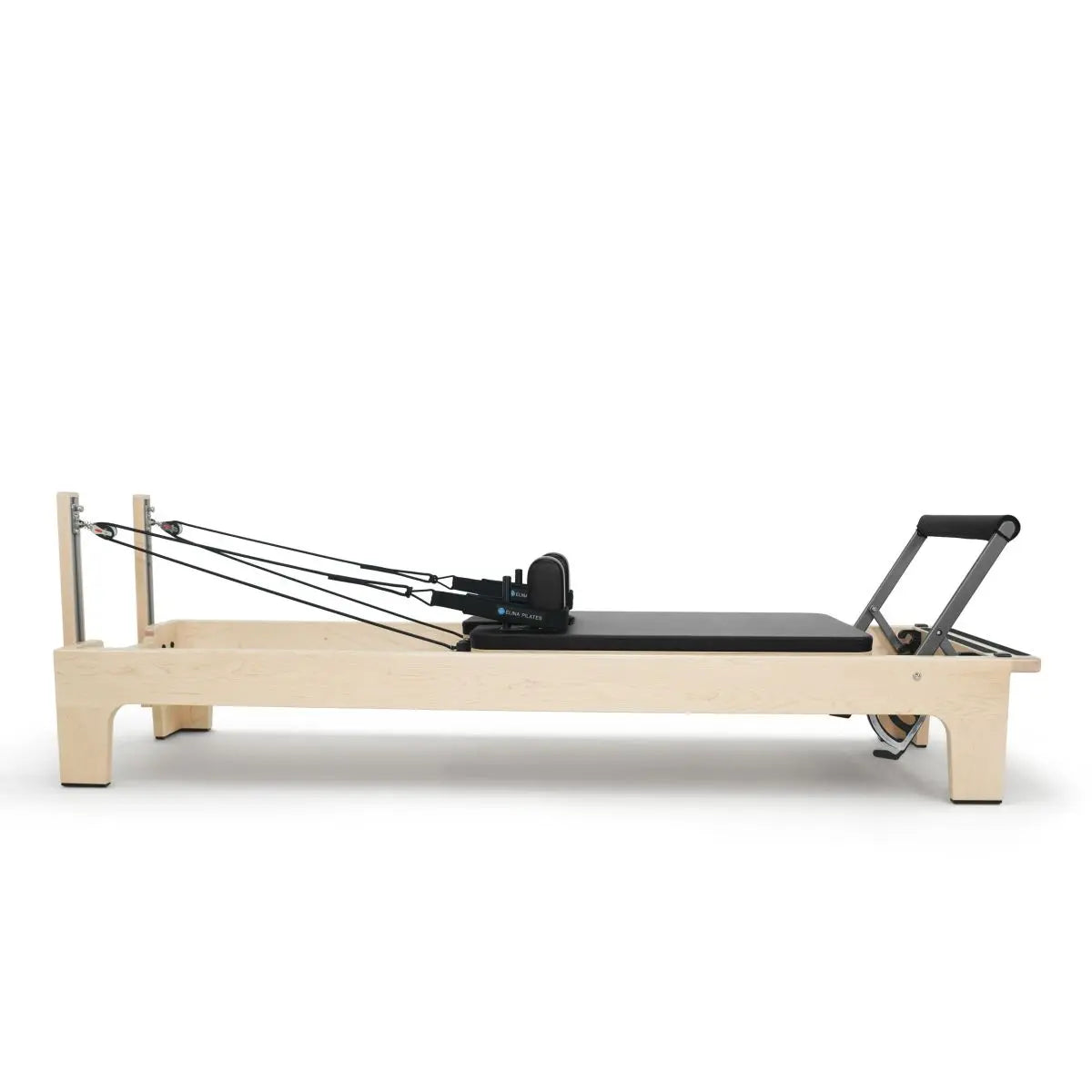 Elina Pilates Club Reformer aus Ahornholz in Schwarz, Seitenansicht mit Federn und Fußstange
