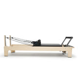 Elina Pilates Club Reformer aus Ahornholz in Schwarz, Seitenansicht mit Federn und Fußstange