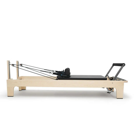 Elina Pilates Club Reformer aus Ahornholz in Schwarz, Seitenansicht mit Federn und Fußstange