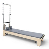 Elina Pilates Club Reformer mit Tower aus Ahornholz, Schrägansicht mit grauem Polster