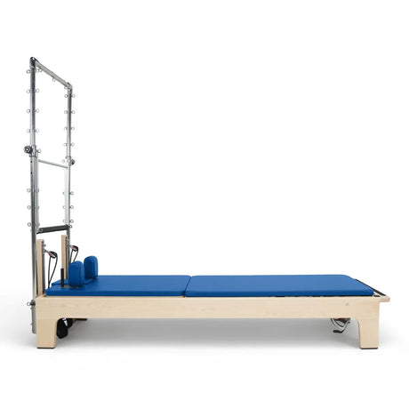 Elina Pilates Club Reformer mit Tower aus Ahornholz mit blauem Polster, Seitenansicht