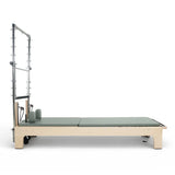 Elina Pilates Club Reformer mit Tower aus Ahornholz mit Polster in Eucalyptus, Seitenansicht