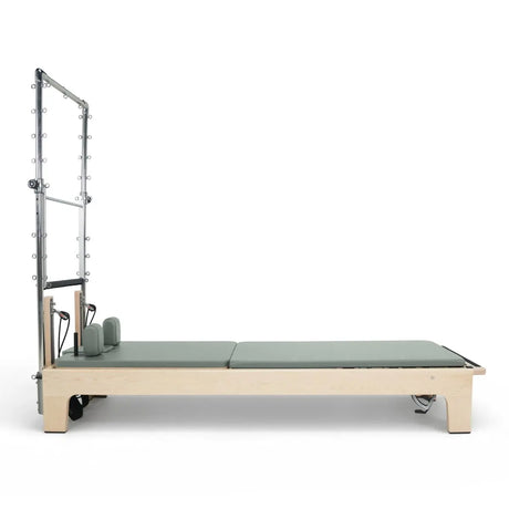 Elina Pilates Club Reformer mit Tower aus Ahornholz mit Polster in Eucalyptus, Seitenansicht