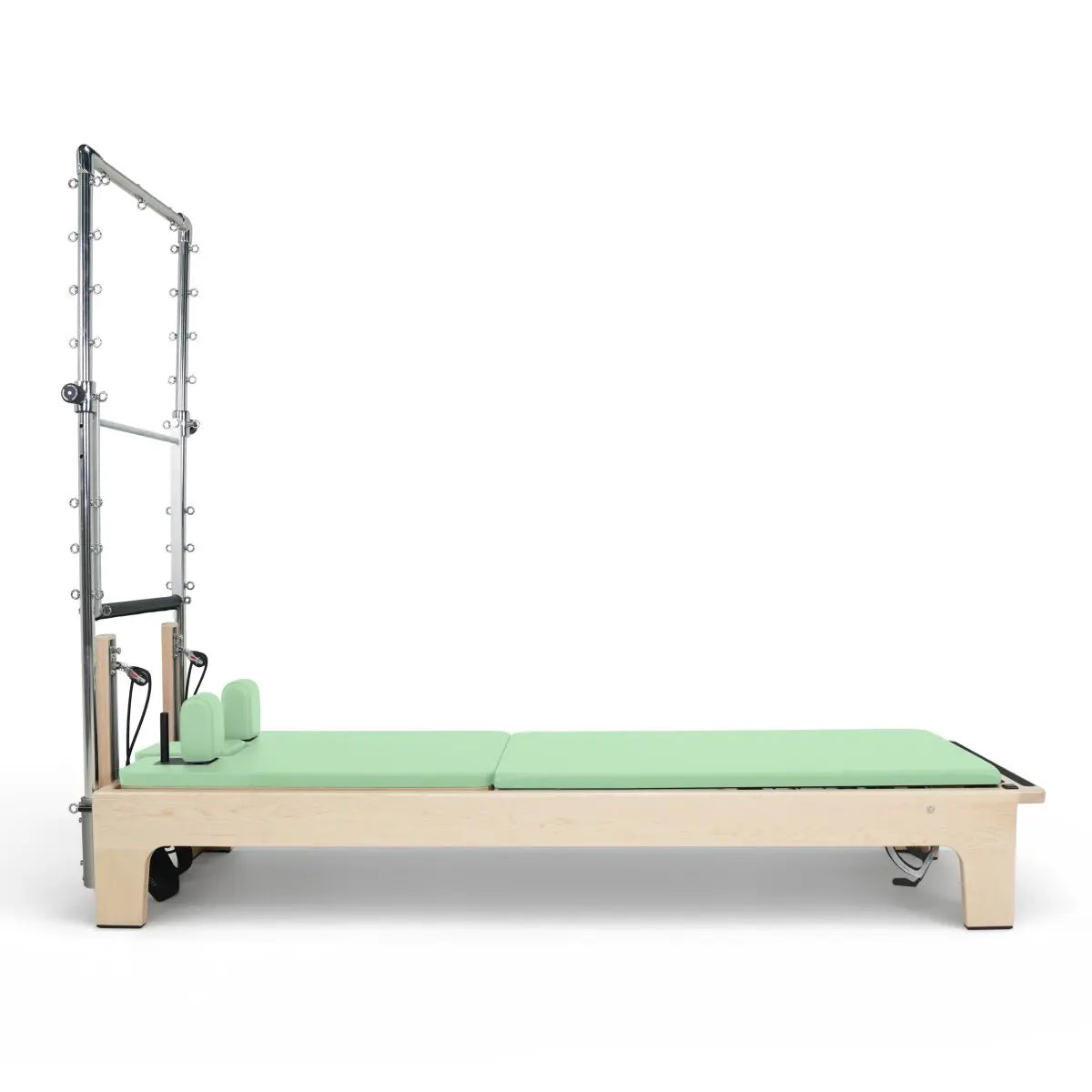 Elina Pilates Club Reformer mit Tower aus Ahornholz mit grünem Polster, Seitenansicht