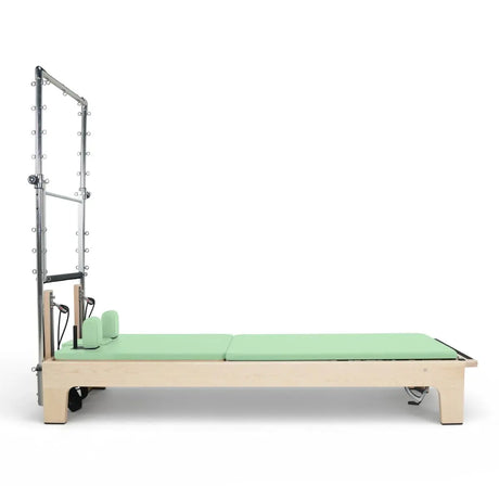 Elina Pilates Club Reformer mit Tower aus Ahornholz mit grünem Polster, Seitenansicht