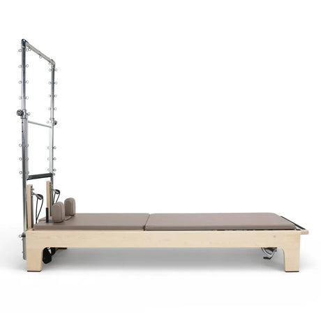 Elina Pilates Club Reformer mit Tower aus Ahornholz mit Polster in Mokka, Seitenansicht