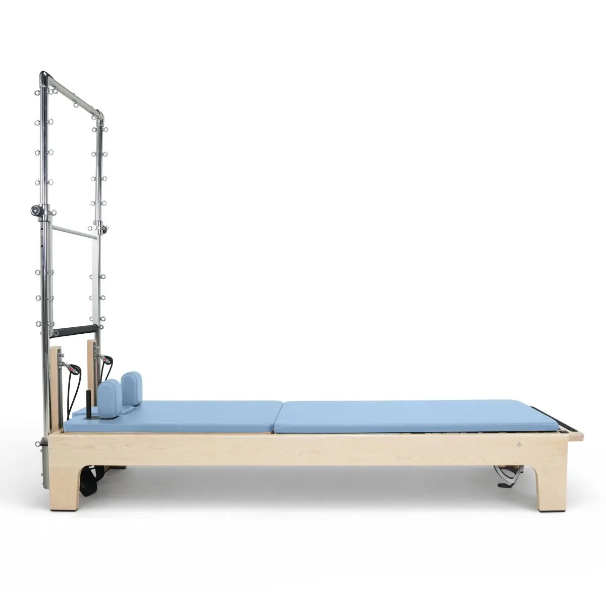 Elina Pilates Club Reformer mit Tower aus Ahornholz mit Polster in Ozeanblau, Seitenansicht