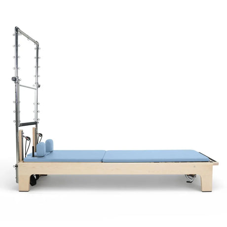 Elina Pilates Club Reformer mit Tower aus Ahornholz mit Polster in Ozeanblau, Seitenansicht