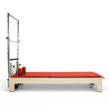 Elina Pilates Club Reformer mit Tower aus Ahornholz mit rotem Polster, Seitenansicht