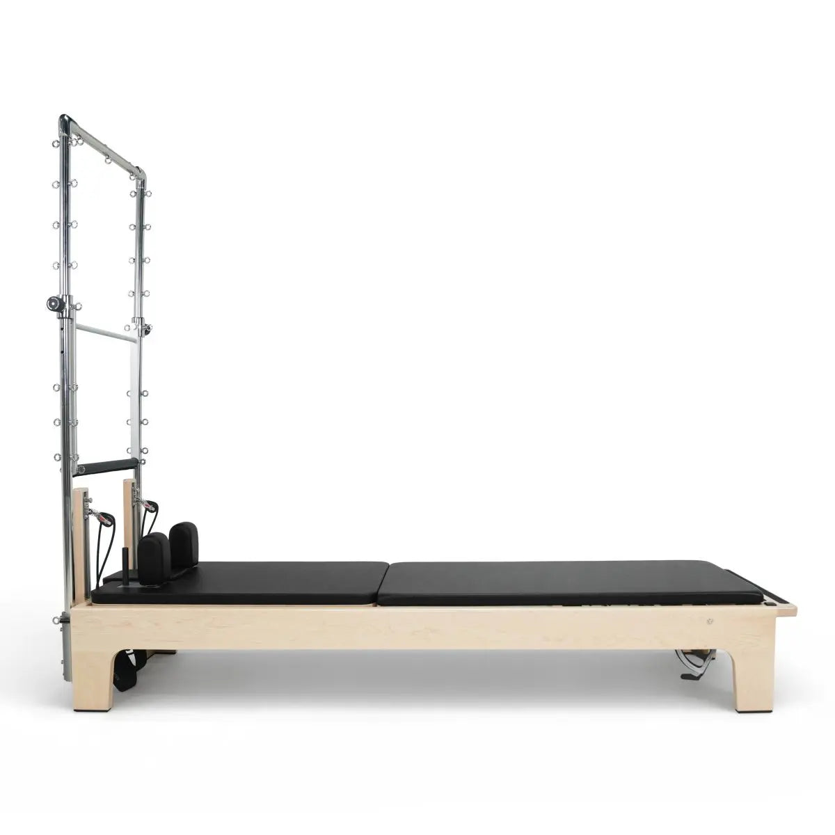 Elina Pilates Club Reformer mit Tower aus Ahornholz mit schwarzem Polster, Seitenansicht