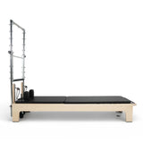 Elina Pilates Club Reformer mit Tower aus Ahornholz mit schwarzem Polster, Seitenansicht