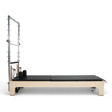 Elina Pilates Club Reformer mit Tower aus Ahornholz mit schwarzem Polster, Seitenansicht