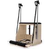 Elina Pilates Combo Chair mit Holzbasis mit eingehängten Zugseilen an den Griffstangen