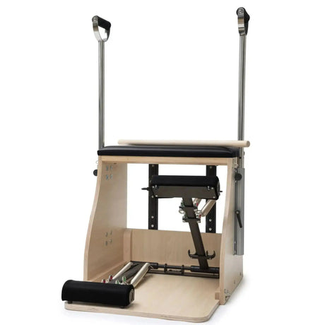 Elina Pilates Combo Chair mit Holzbasis in Frontansicht mit geöffneter Front und Fußstange