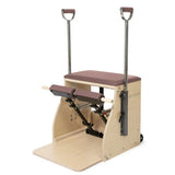 Elina Pilates Combo Chair mit Holzbasis in Altrosa, Schrägansicht mit Griffstangen