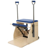 Elina Pilates Combo Chair mit Holzbasis in Blau, Schrägansicht mit Griffstangen